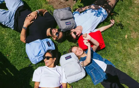 Jansport, vestuario y calzado con descuento